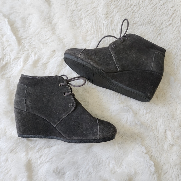 Toms gray suede lace up wedge ankle booties size 8 - Picture 1 of 9